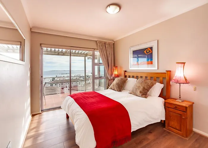 Beachfront Penthouse With Ocean & Table Mountain Views, 18 Dolphin Ridge