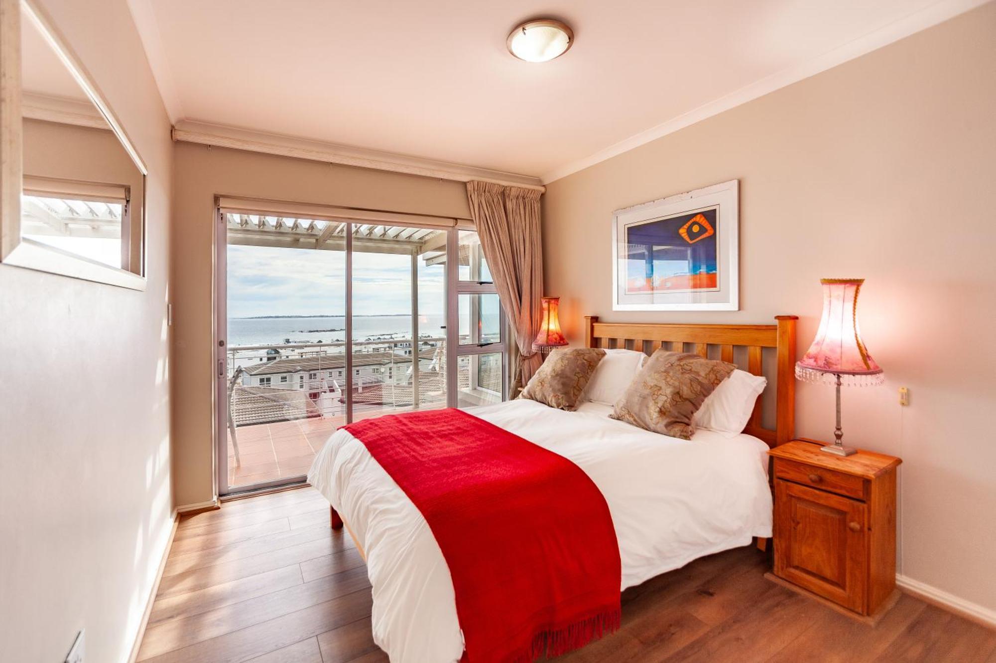 Beachfront Penthouse With Ocean & Table Mountain Views, 18 Dolphin Ridge * Cape Town