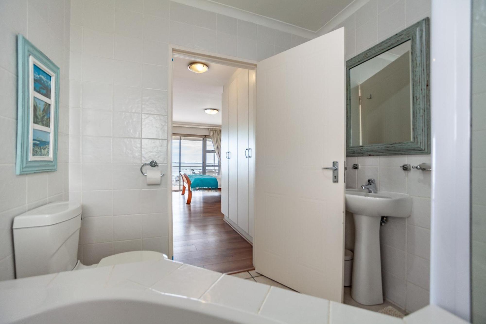 Beachfront Penthouse With Ocean & Table Mountain Views, 18 Dolphin Ridge *