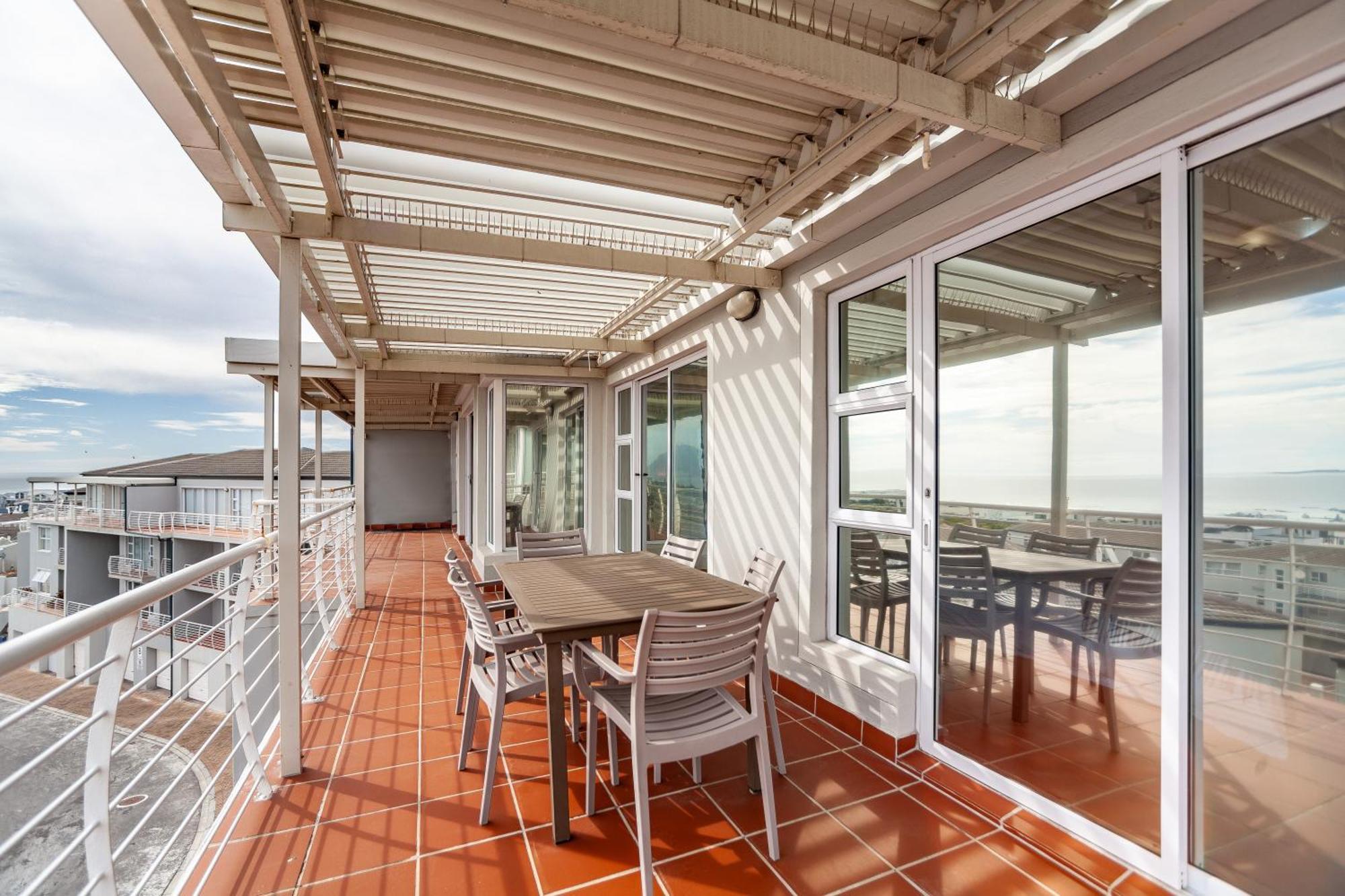 Beachfront Penthouse With Ocean & Table Mountain Views, 18 Dolphin Ridge Apartment