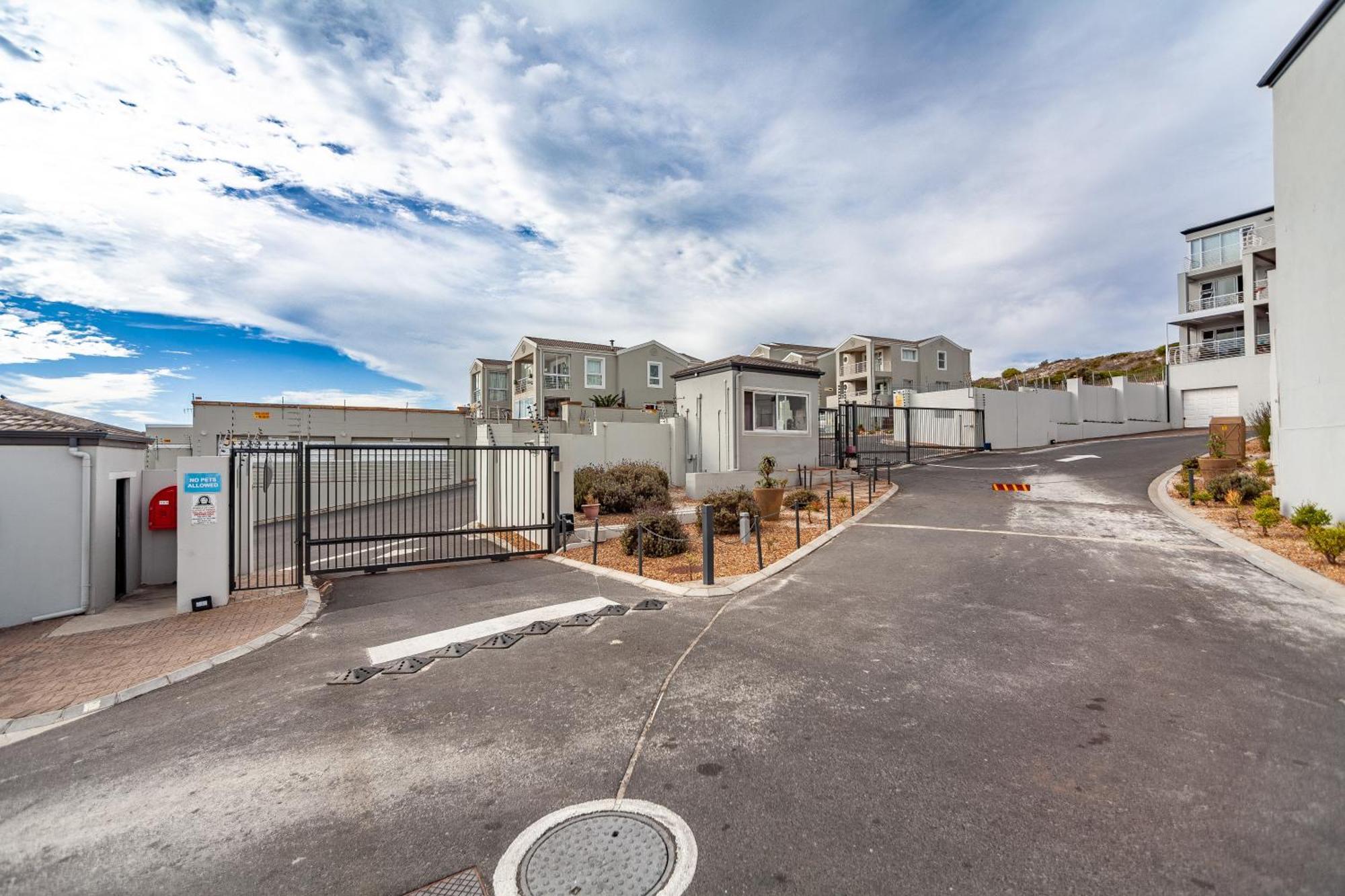 Beachfront Penthouse With Ocean & Table Mountain Views, 18 Dolphin Ridge Cape Town