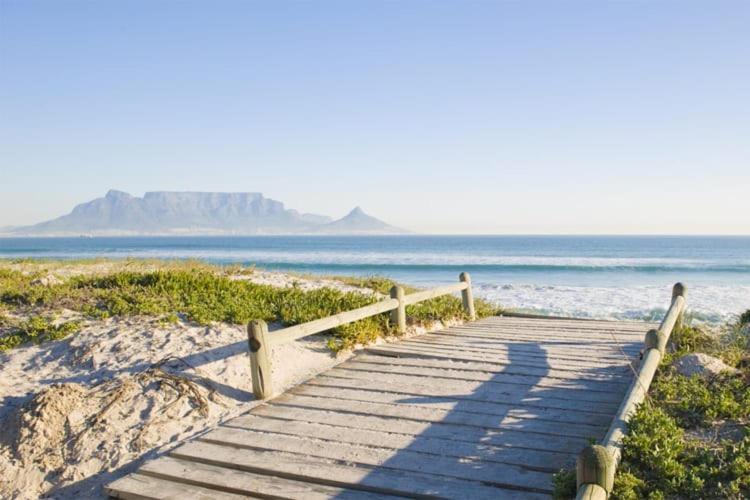 Beachfront Penthouse With Ocean & Table Mountain Views, 18 Dolphin Ridge Apartment *