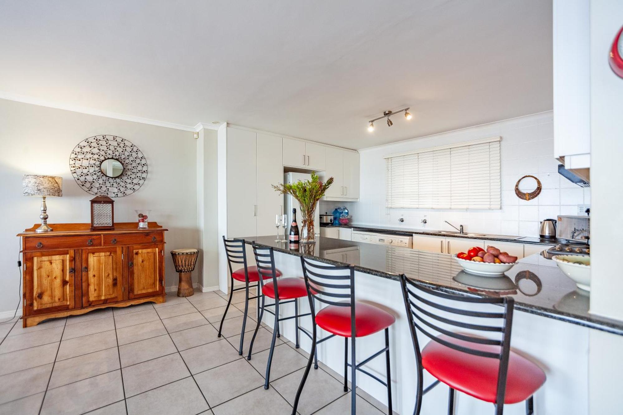 Apartment Beachfront Penthouse With Ocean & Table Mountain Views, 18 Dolphin Ridge *