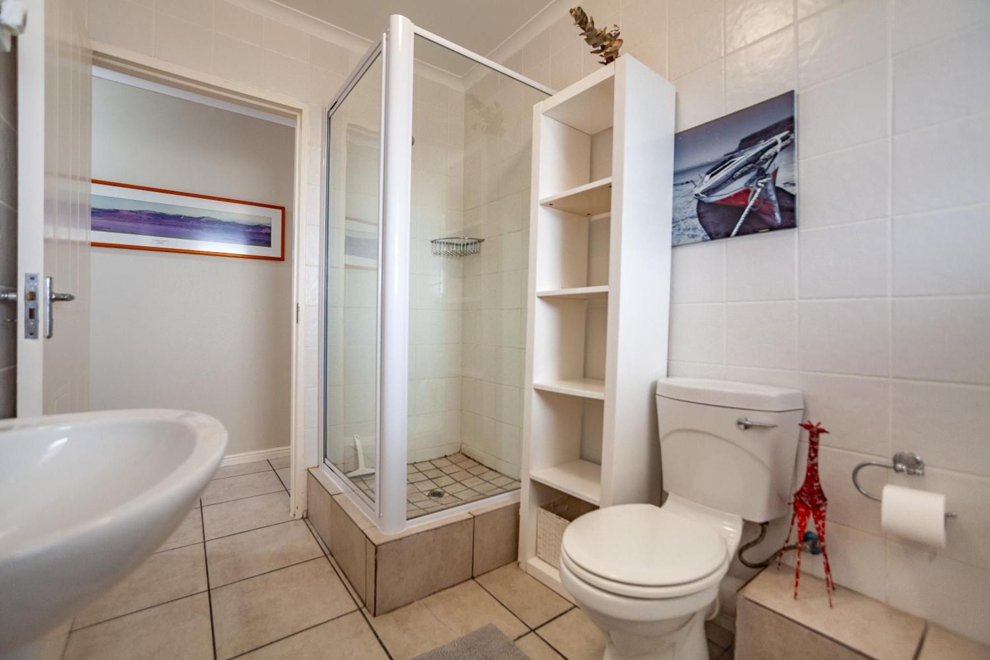 Beachfront Penthouse With Ocean & Table Mountain Views, 18 Dolphin Ridge Apartment