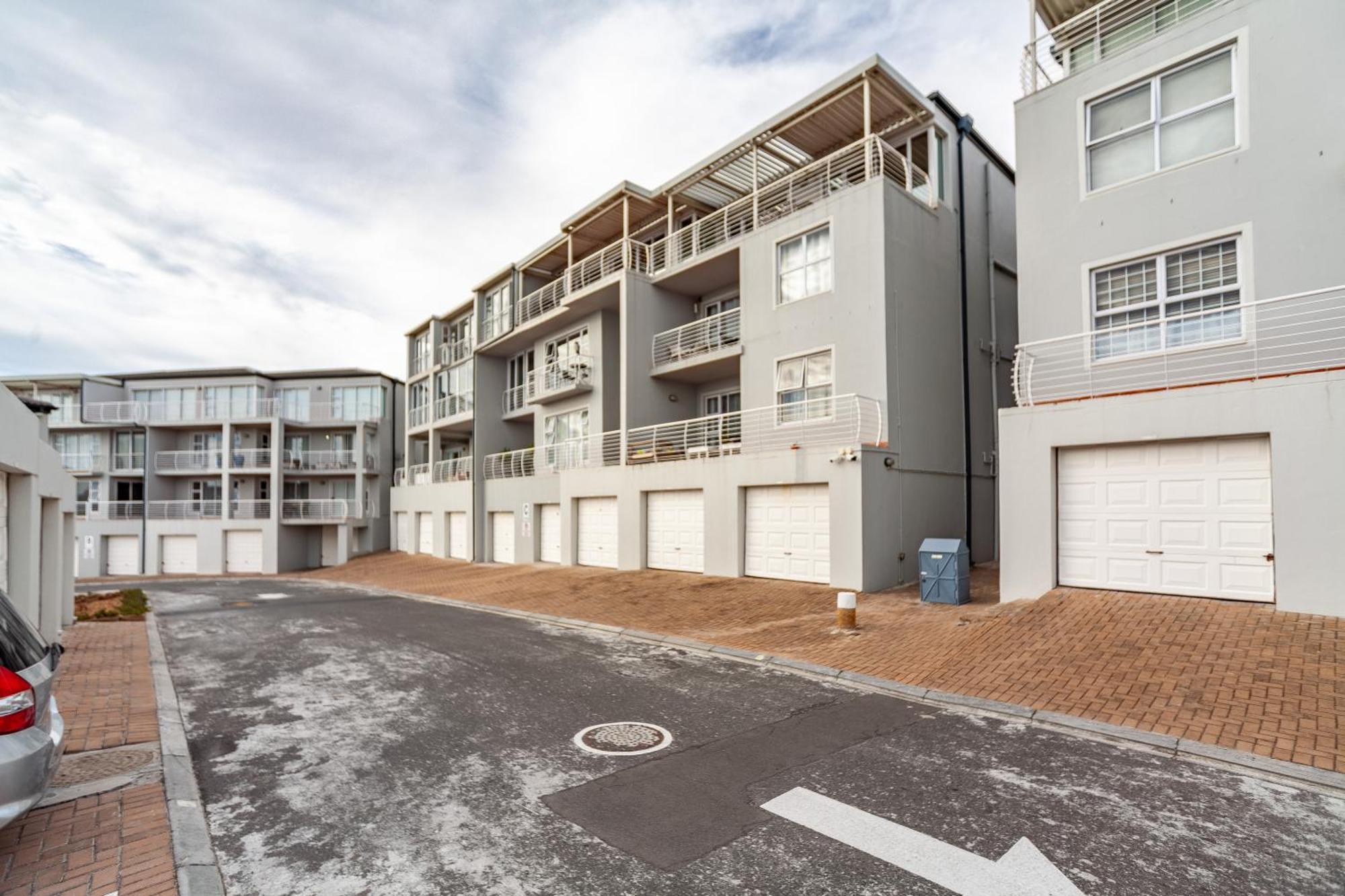 Apartment Beachfront Penthouse With Ocean & Table Mountain Views, 18 Dolphin Ridge Cape Town