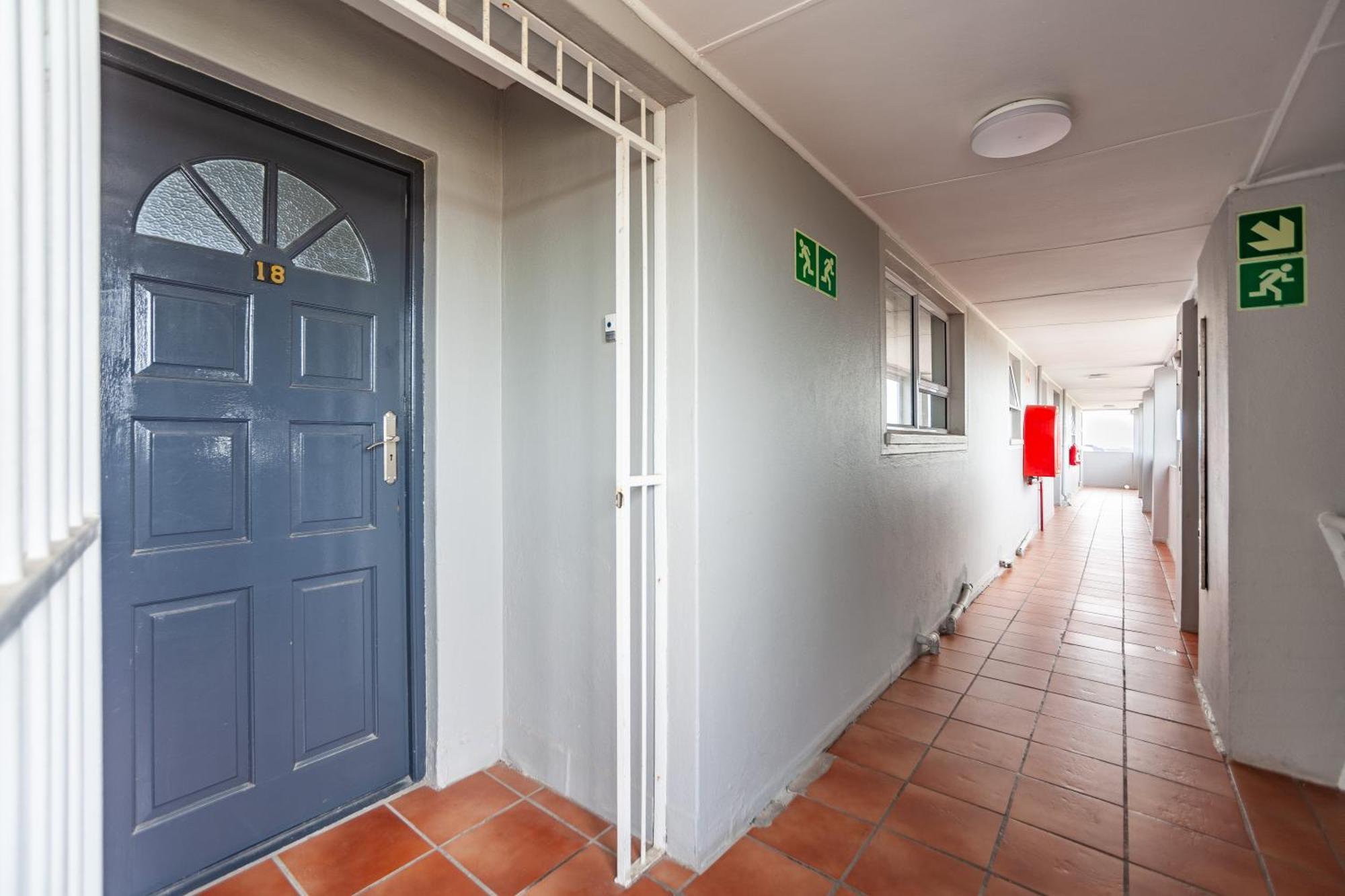 Apartment Beachfront Penthouse With Ocean & Table Mountain Views, 18 Dolphin Ridge Cape Town