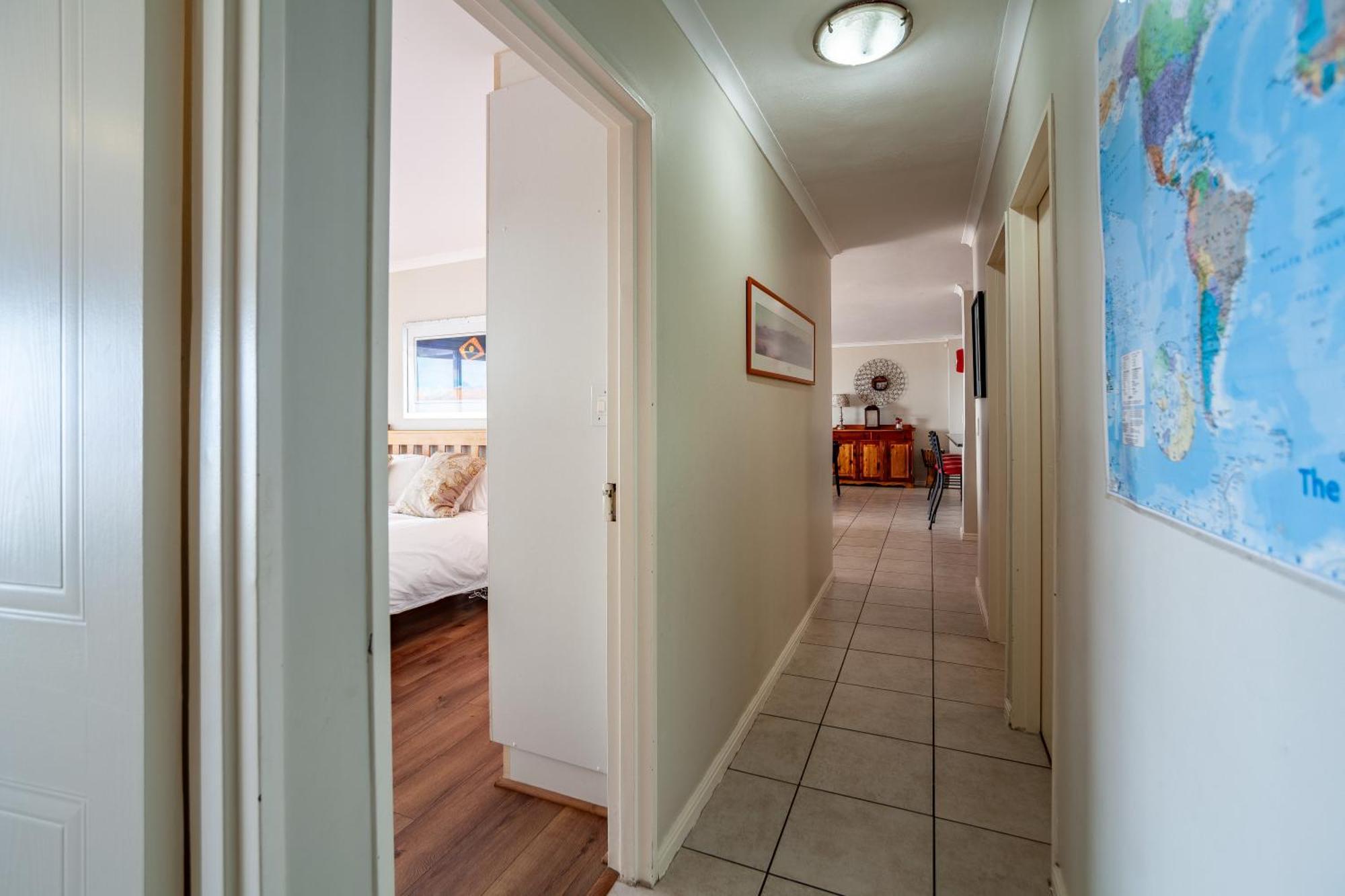 Apartment Beachfront Penthouse With Ocean & Table Mountain Views, 18 Dolphin Ridge *