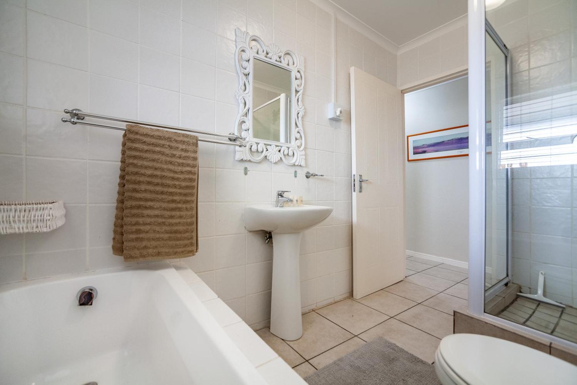 Beachfront Penthouse With Ocean & Table Mountain Views, 18 Dolphin Ridge * Cape Town