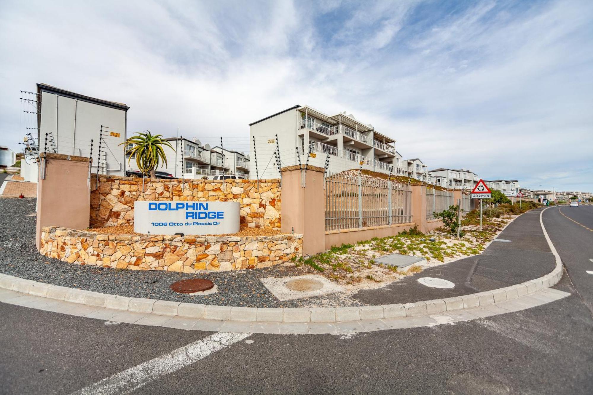 Beachfront Penthouse With Ocean & Table Mountain Views, 18 Dolphin Ridge *