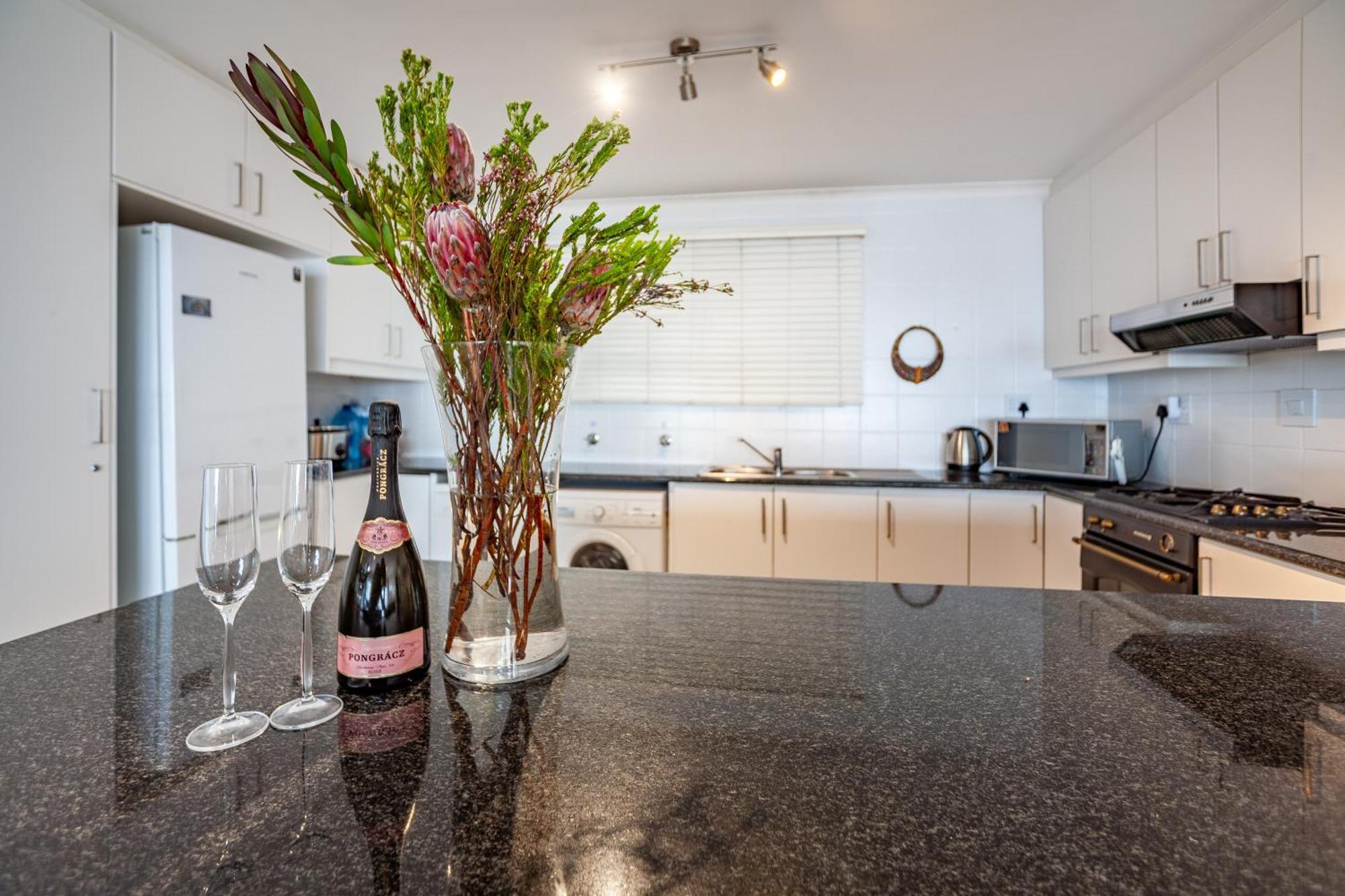 Apartment Beachfront Penthouse With Ocean & Table Mountain Views, 18 Dolphin Ridge *